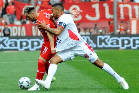 Julio Buffarini toma de la camiseta a Alarcón (Fuente: Julio Mancini)