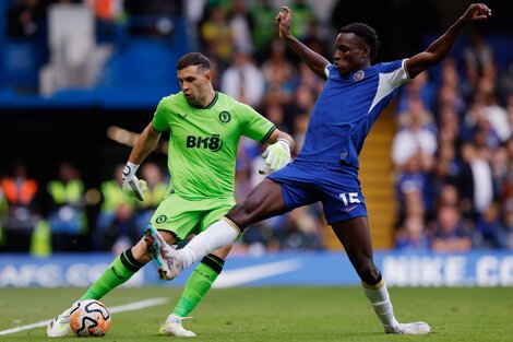 Dibu Martínez recreó la atajada de la final de Qatar 2022 en Chelsea-Aston Villa