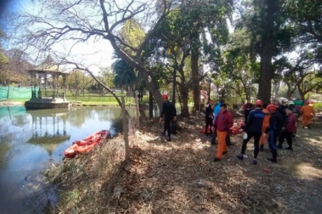 Hallan el cuerpo de un hombre flotando en los Lagos de Palermo