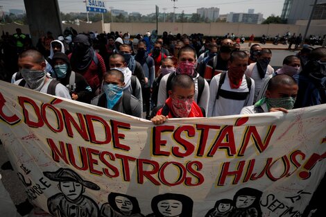 Estudiantes de Ayotzinapa protestaron frente al Centro Nacional de Inteligencia