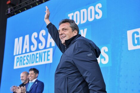 El intendente local, Mario Secco, y el gobernador Axel Kicillof acompañaron a Sergio Massa en el escenario.