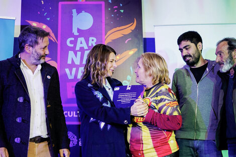 Florencia Saintout junto a murgueros. 