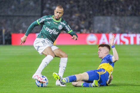 Barco, de lo mejor de Boca, se tira al piso para recuperar la pelota ante Mayke