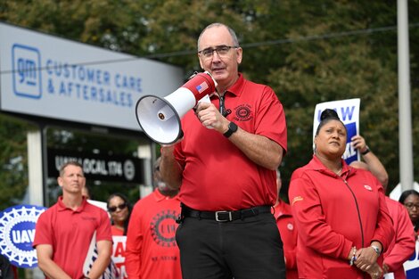 El sindicato UAW acusa a General Motors y Stellantis de atacar a los huelguistas