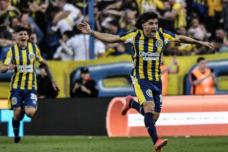 Malcorra sale disparado a celebrar el gol de la victoria auriazul (Fuente: Fotobaires)