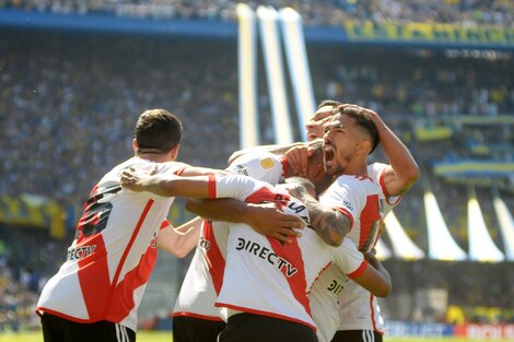 Los jugadores de River saludan a Rondón luego del primer gol