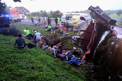 Diez migrantes murieron al volcar el camión en el que viajaban (Fuente: EFE)