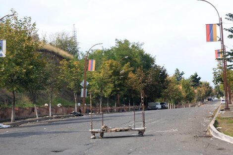 La bandera armenia aun en la ciudad de Stepanakert, tomada por Azerbaiyán.