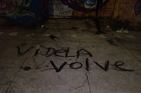 Vandalizan un bachillerato popular con frases alusivas a la última dictadura cívico militar