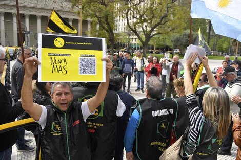 "Ahora más que nunca, ¡Nunca más!": la campaña de organismos de derechos humanos y taxistas contra el negacionismo