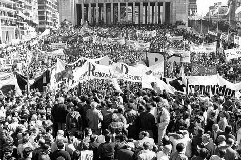 Movilización popular en el Monumento a la Bandera tras el levantamiento carapintada. (Fuente: Gentileza La Capital)