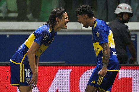 Edinson celebra junto a Medina su segundo tanto desde que llegó a Boca