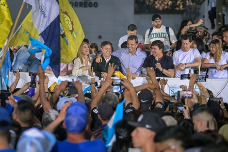 Massa junto a Kicillof, Magario, Espinoza y Wado, en el cierre de la carava del peronismo en La Matanza.