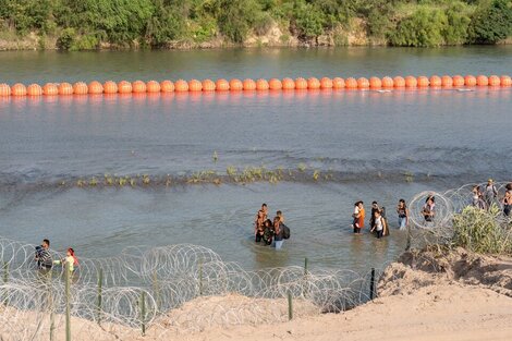 Texas iniste en la Justicia para mantener las boyas antimigrantes en el Río Grande 