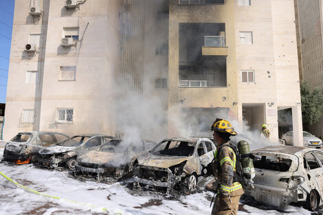 Autos destrozados por misiles de Hamas en la ciudad de Ashkelon. 