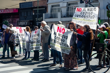 Semaforazo en defensa de los barrios con casas bajas