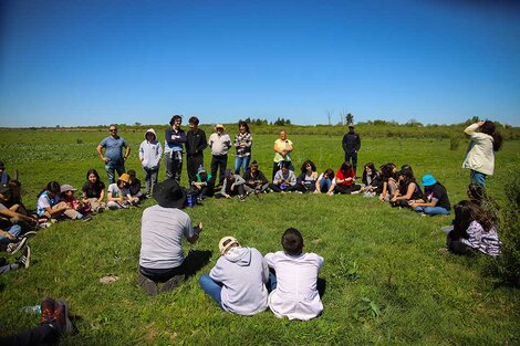 Alumnos de escuela del humedal con visitantes rosarinos.