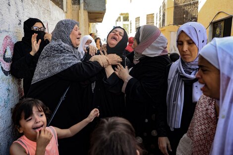 Un grupo de mujeres llora a sus víctimas en la Franja de Gaza.