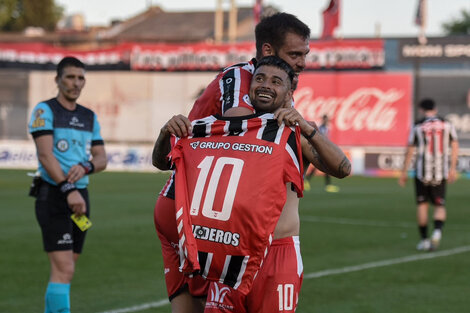 Ricardo Blanco marcó el gol de Chaca. Andrés Merlos prepara la amarilla