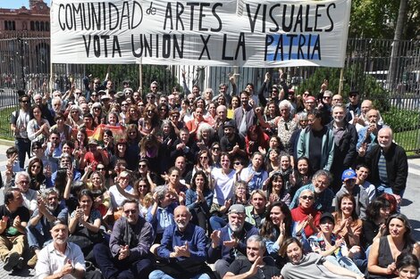 Comunidad de artistas visuales el 7 de ocubre al mediodía. Abajo: Los artistas también ponen los pies en la fuente. Crédito de la foto: Res.