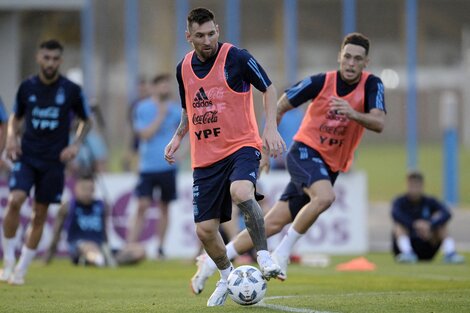 Messi controla la pelota durante el entrenamiento