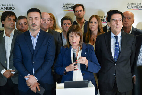 Bullrich junto con dirigentes de JxC durante la conferencia de prensa de esta tarde en la que buscó sacar rédito de la corrida cambiaria.