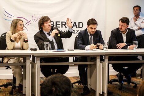 Javier Milei en la conferencia de prensa donde intentó desligarse de la corrida pero terminó incentivándola.