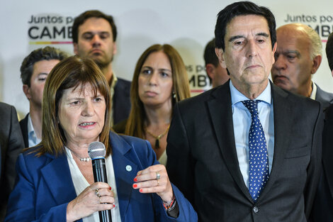 Patricia Bullrich junto al golpeado Carlos Melconian.