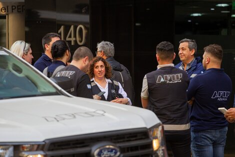 La Policía Federal en la puerta de la cueva del "Croata", allanada por orden de la Justicia