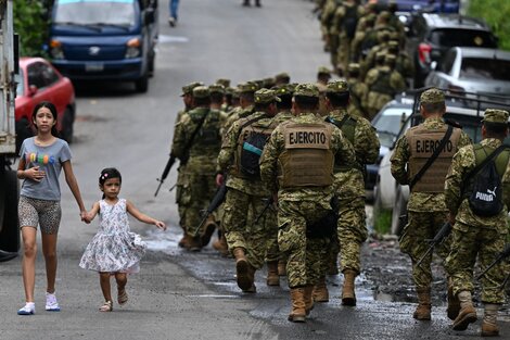 El Salvador: Bukele cercó tres barrios con 4.000 militares y policías