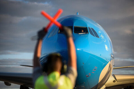 La contundente respuesta de Aerolíneas Argentinas al pasajero que discriminó a una azafata