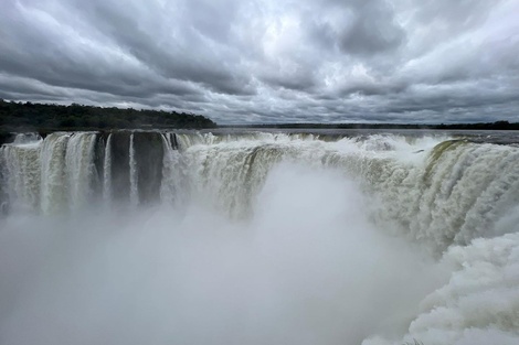 Cerraron acceso a la Garganta del Diablo de las Cataratas por inusual creciente del río Iguazú