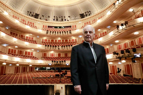"Justo ahora tenemos todos que ver al ser humano en los otros", señaló Barenboim.