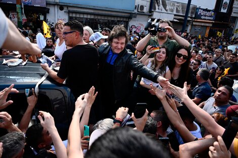 Recorridas sin motosierra y apoyo de Bolsonaro en el sprint final de Javier Milei