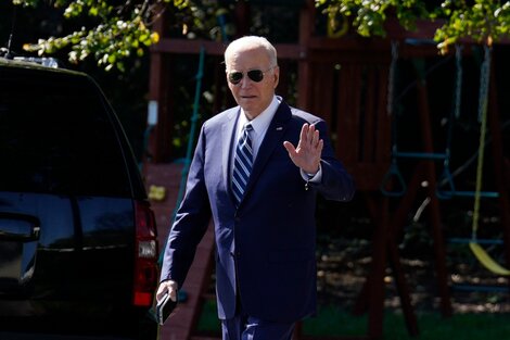 Biden saluda en los jardines de la Casa Blanca.