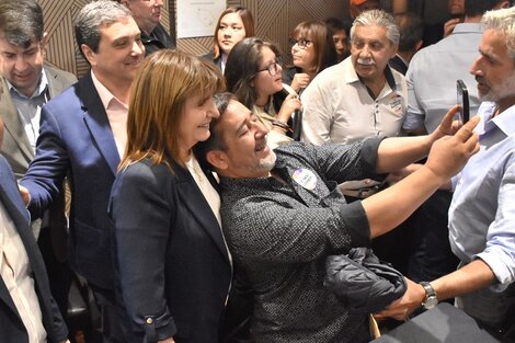 Bullrich a pura selfie desde San Juan, junto a Marcelo Orrego.