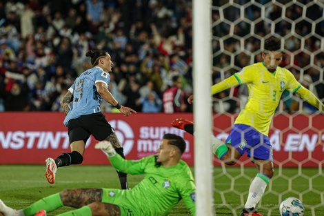 Núñez festeja su gol de cabeza para la apertura del marcador.