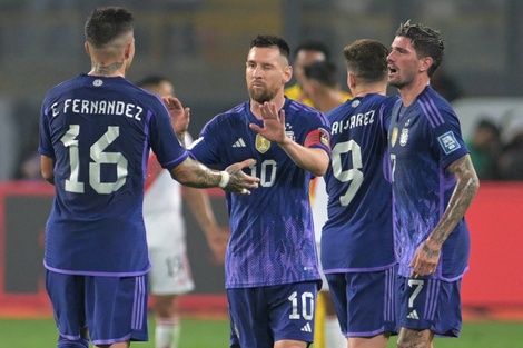 Messi festeja junto a Enzo Fernández, el primer gol de la noche en Lima.