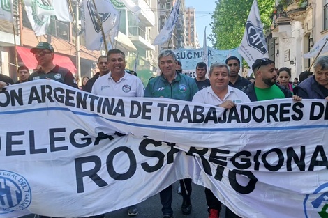 Chulic al frente de la columna de Camioneros por el 17 de Octubre.