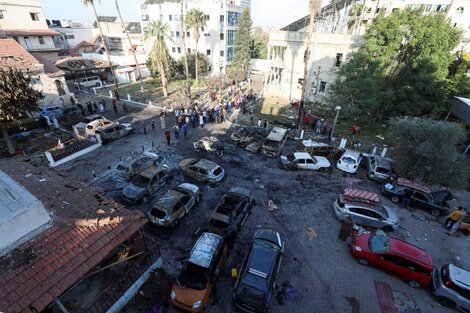 Vista de una zona del 
hospital Al-Ahli donde cientos 
de palestinos murieron en una 
explosión.