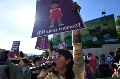 Mujeres de El Salvador se manifestaron frente a una sede del Ejército para exigir el fin de la violencia contra niñas (Fuente: AFP)
