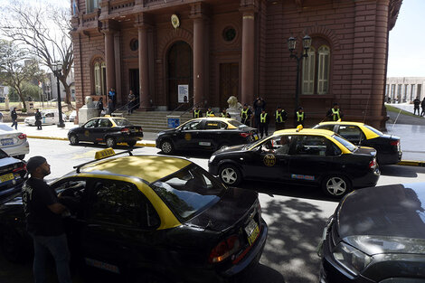 En la puerta del Palacio de los Leones, taxistas protestaron contra UBER. 