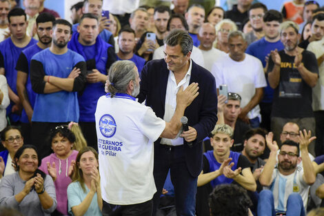 Sergio Massa saluda a un trabajador que el entregó una remera con la imagen de las Islas Malvinas.