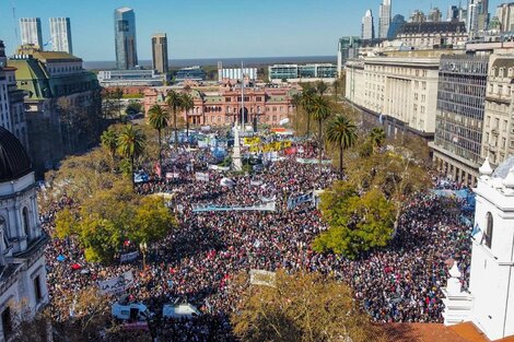 40 años de democracia en la cornisa