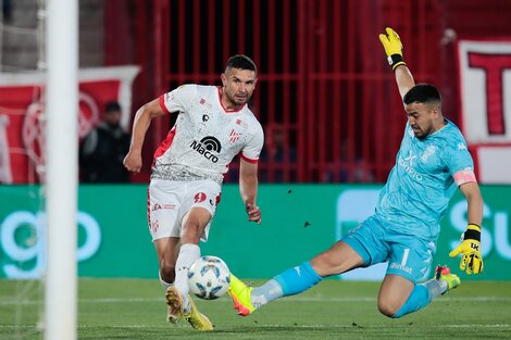 Copa de la Liga: Instituto ganó y comprometió mucho más a Huracán 