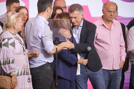 El abrazo de oso de Mauricio Macri a Patricia Bullrich tras la rotunda derrota.