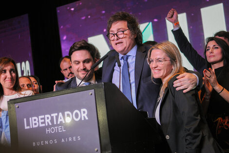 Javier Milei, Ramiro Marra y Carolina Píparo en una noche de sonrisas tibias en el búnker de La Libertad Avanza.