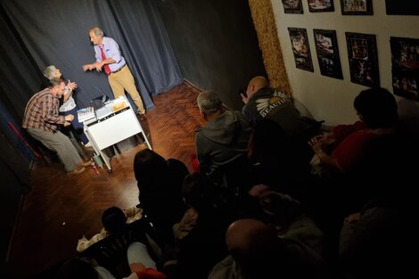  Concluyeron tres meses a puro teatro. 