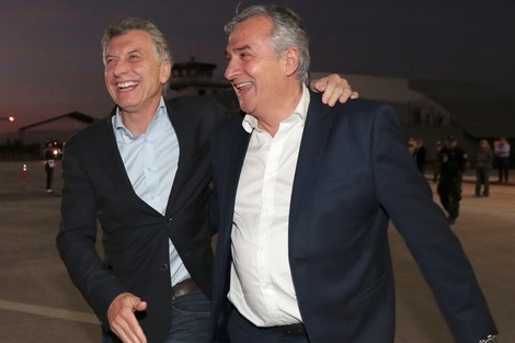 Otros tiempos: Gerardo Morales y Mauricio Macri, abrazados.