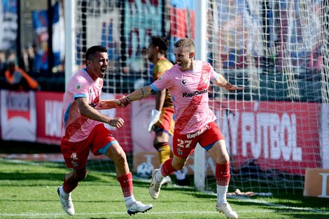 Juan Baustita Cejas festeja su gol de penal